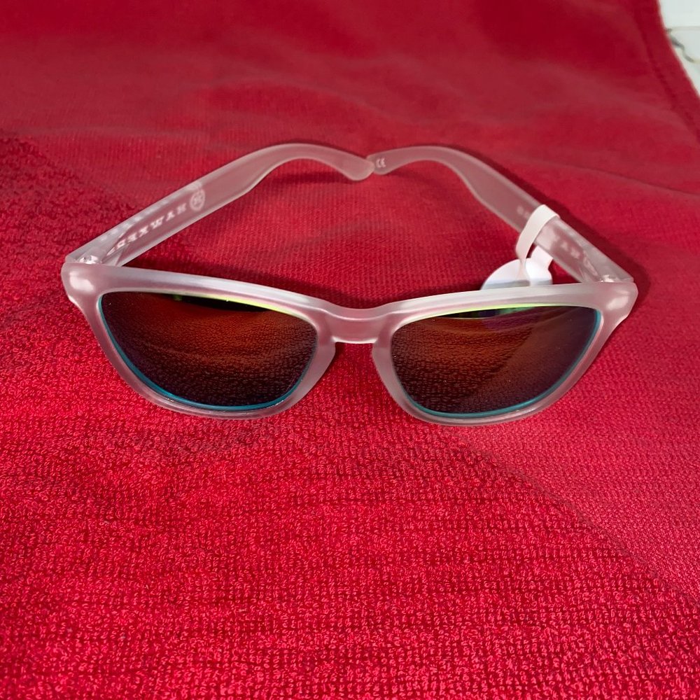Hawkers Glacier White Plastic Frame Ultra Violet 400 Green Polarized Lens in Box